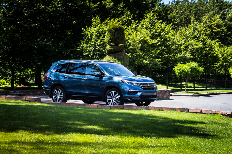 Illustration for article titled The 2017 Honda Pilot Is For When You Just Can't Buy The Damn Minivan